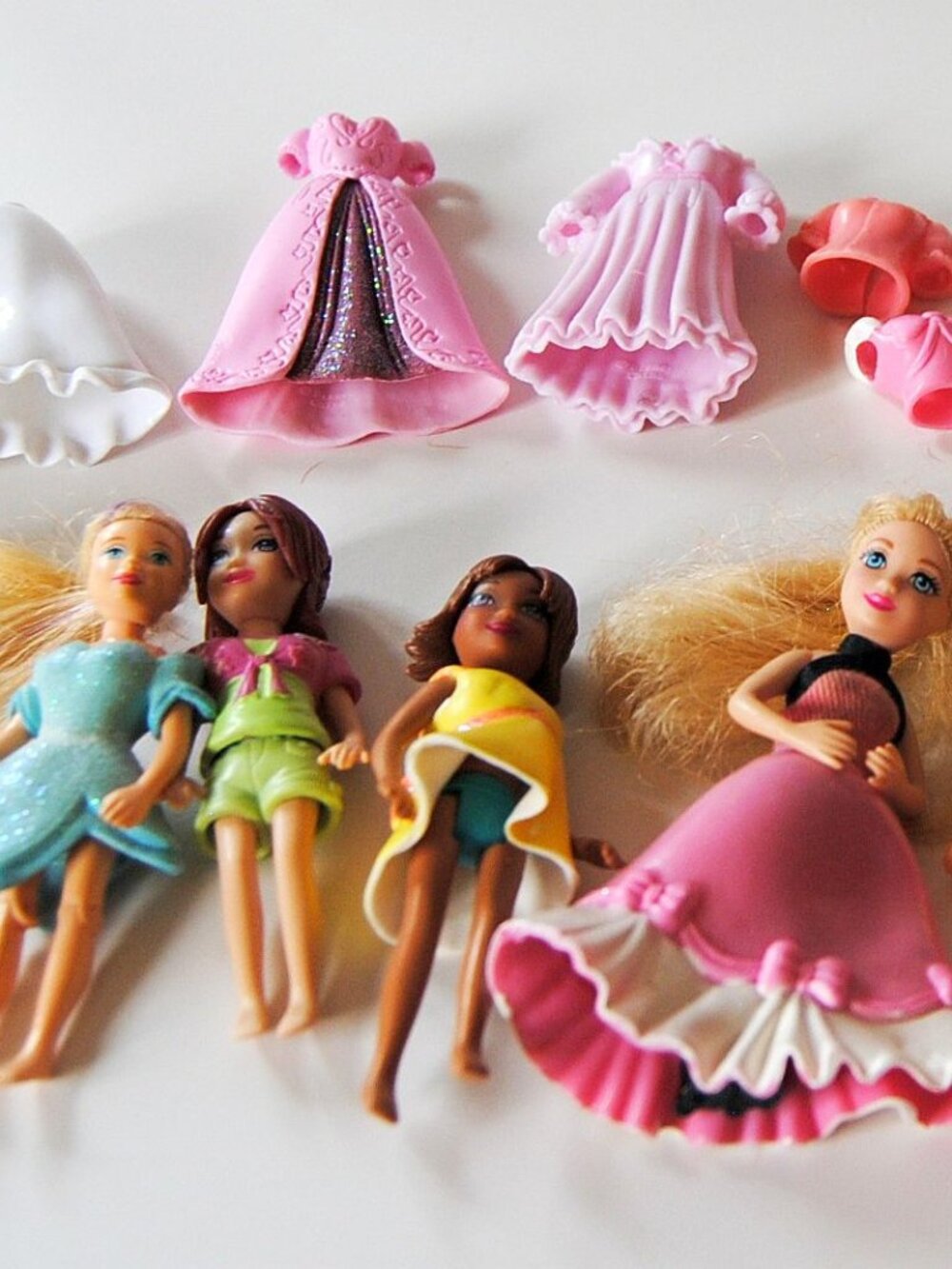Polly Pocket 6 dolls 1 mermaid  hair and molded, rubber clothes, desk, wand